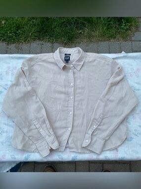 Original GAP 2023 Button-Down Long Sleeve Shirt cropped shirt in Oatmeal